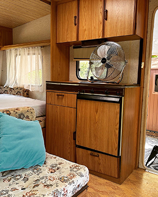 Camping-Pegomas-Saint-remy-Caravane vintage interieur