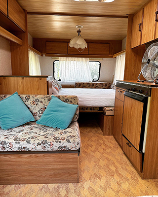 Camping-Pegomas-Saint-remy-Interieur Caravane vintage
